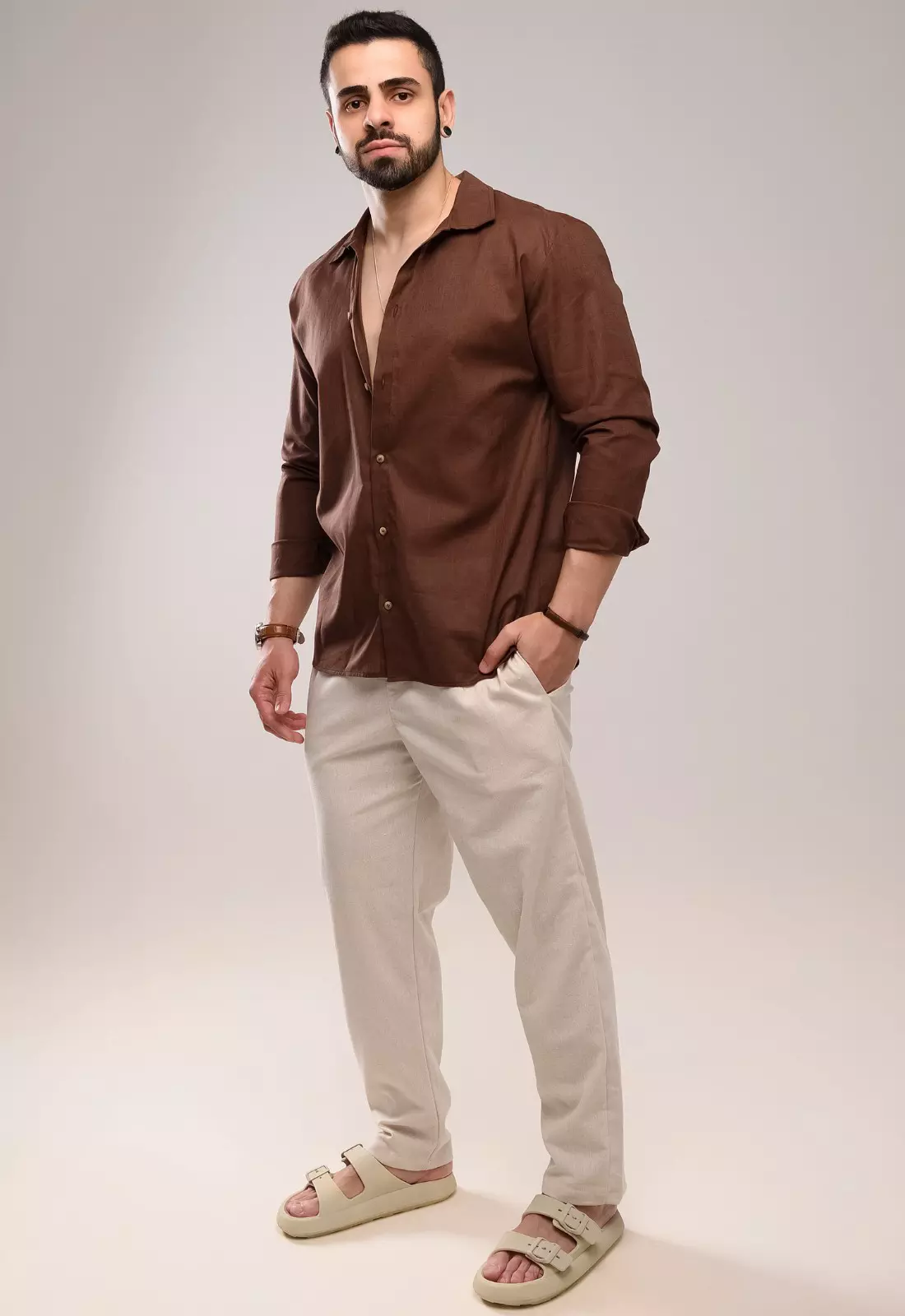 Camisa de linho manga longa, peça que compõe o look da coleção